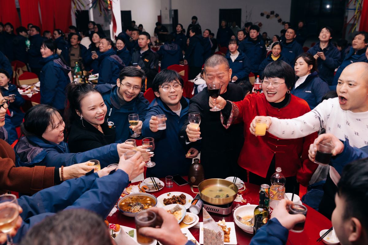 Jinhoda management team raising glasses with staff at New Year banquet Jinhoda management team raising glasses with staff at New Year banquet