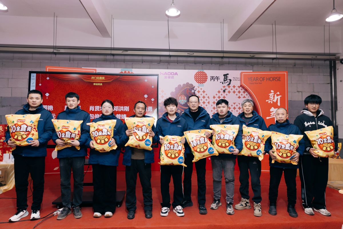 Staff celebrating New Year lucky draw wins at Zhejiang Jinhoda annual banquet Staff celebrating New Year lucky draw wins at Zhejiang Jinhoda annual banquet
